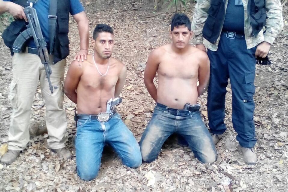 Los hermanos Robin Noé y Herson Elías Arriaga Soberenis, son aprehendidos en Chiquimulilla por la PNC. (Foto Prensa Libre: PNC)