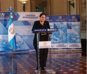 La ministra de Relaciones Exteriores, Sandra Jovel, da declaraciones a la prensa al finalizar la reunión del Gabinete (Foto Prensa Libre: Andrea Orozco)