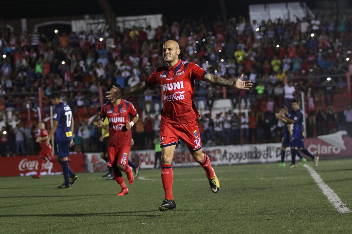 Anllel Porras celebra después de anotar uno de los goles de Malacateco contra contra Municipal. (Foto Prensa Libre: Raúl Juárez).
