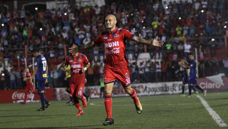 Anllel Porras celebra después de anotar uno de los goles de Malacateco contra contra Municipal. (Foto Prensa Libre: Raúl Juárez).