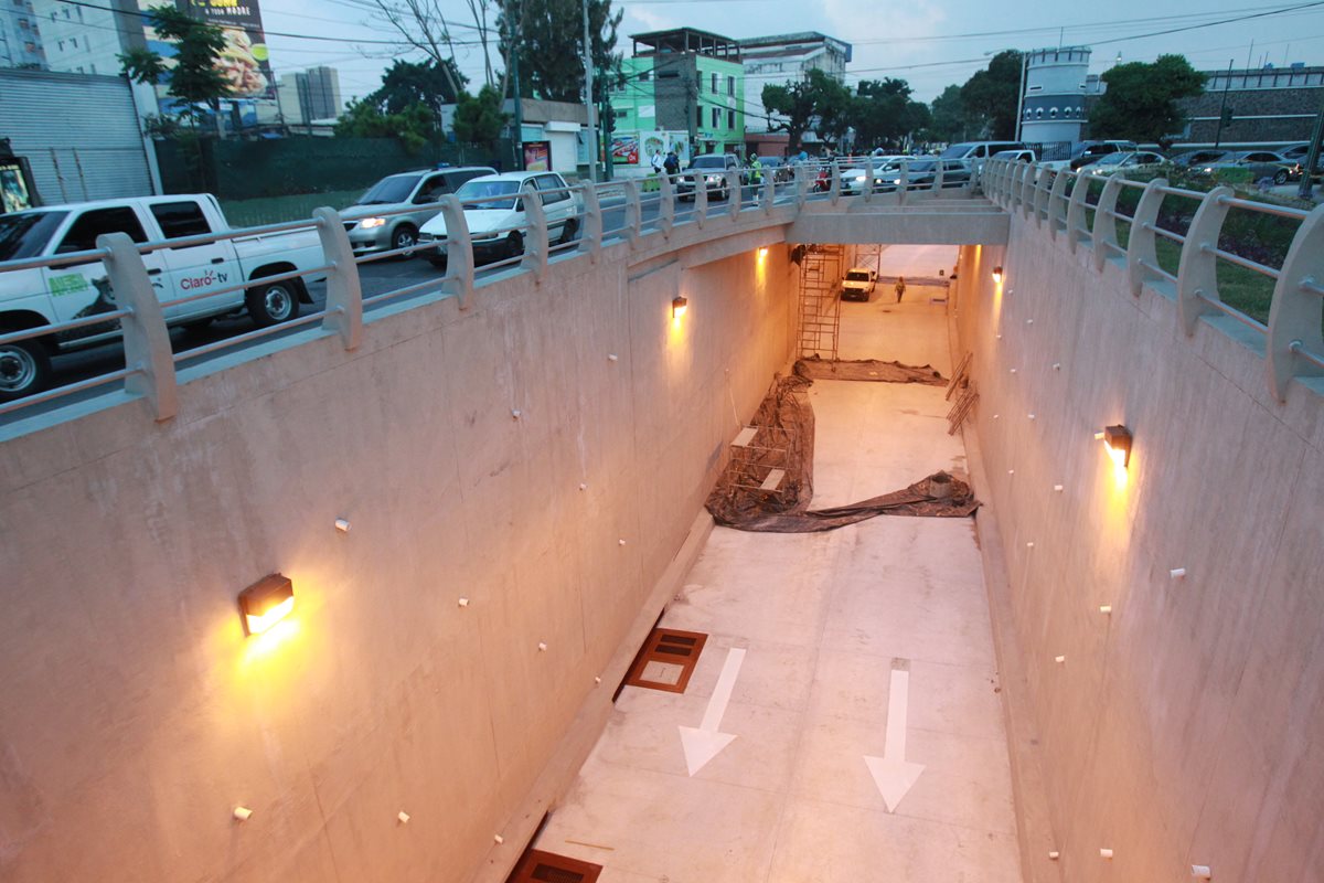 La nueva obra será inaugurada el miércoles 1 de junio, el paso conectará a la zona 5 con la zona 10. (Foto Prensa Libre: Estuardo Paredes.