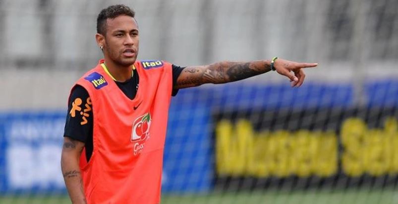 Neymar durante el entrenamiento de la selección de Brasil, que se prepara para enfrentar a Ecuador. (Foto Prensa Libre: AFP)