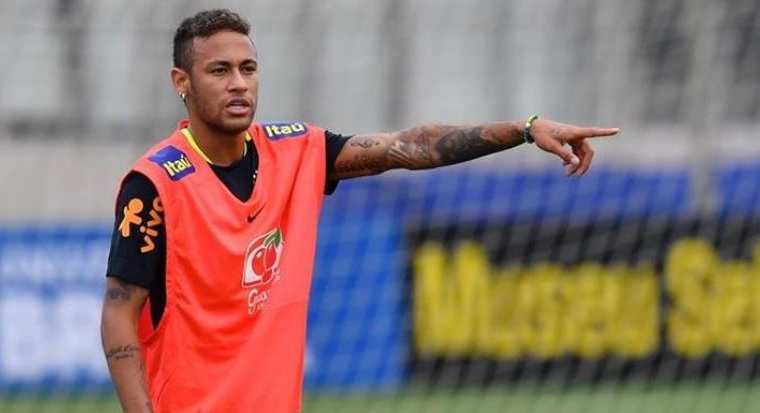 Neymar durante el entrenamiento de la selección de Brasil que se prepara para enfrentar a Ecuador. (Foto Prensa Libre: AFP)