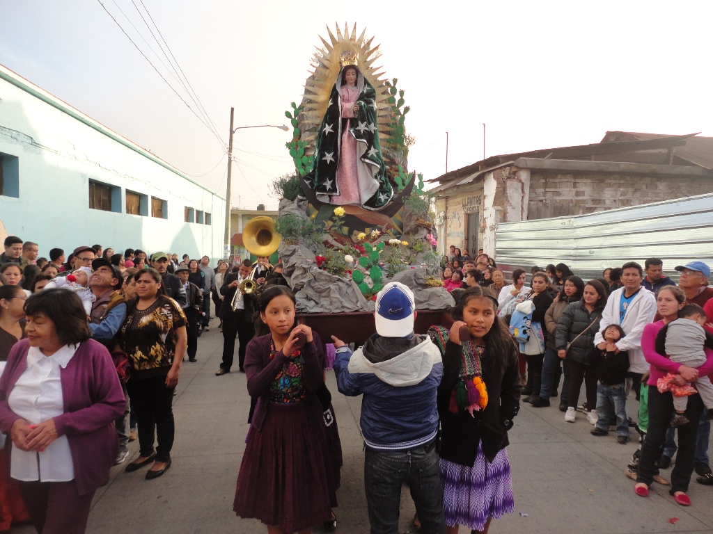 Feligreses participan en procesión en la ciudad de San Marcos. (Foto Prensa Libre: Genner Guzmán).