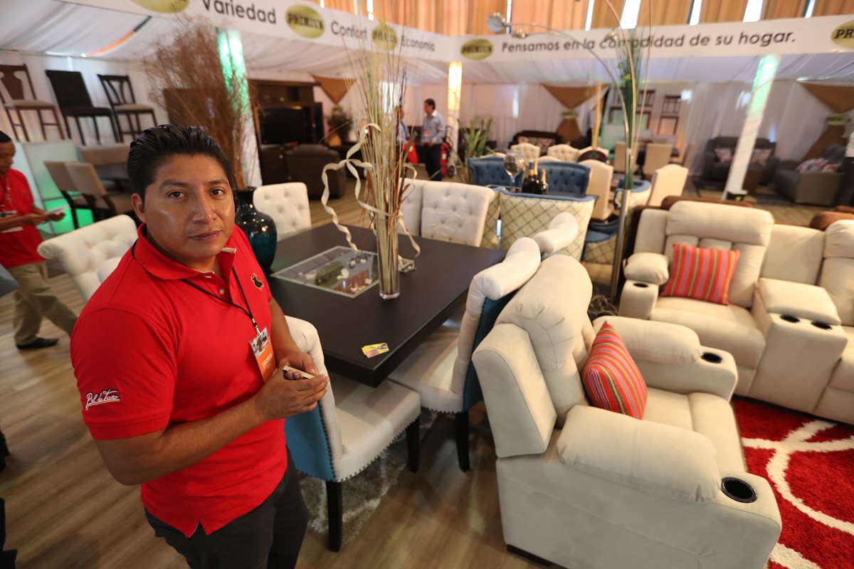 Oscar Rac exhibe sus productos en Expomueble, quien ha fabricado muebles para artistas reconocidos en Estados Unidos. (Foto Prensa Libre: Esbin García)