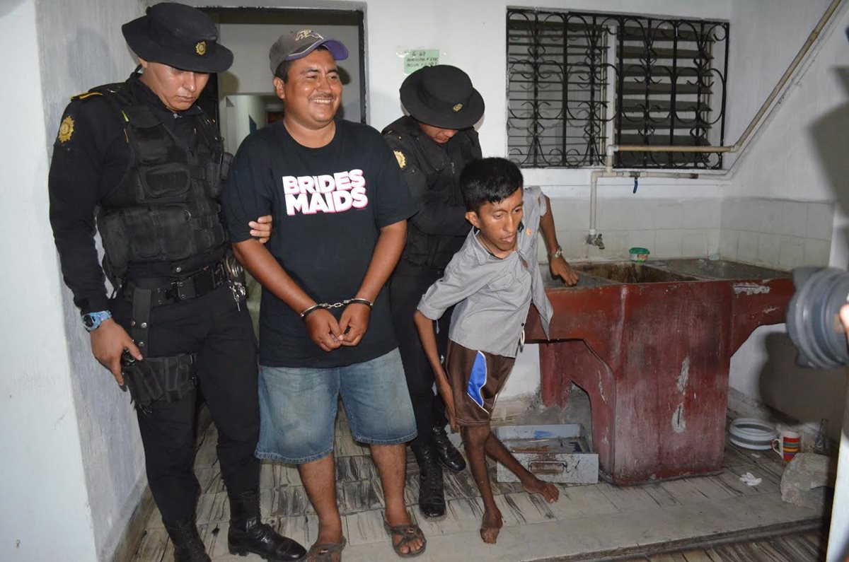 Capturados son trasladados a un juzgado en Retalhuleu por la PNC. (Foto Prensa Libre: Jorge Tizol)