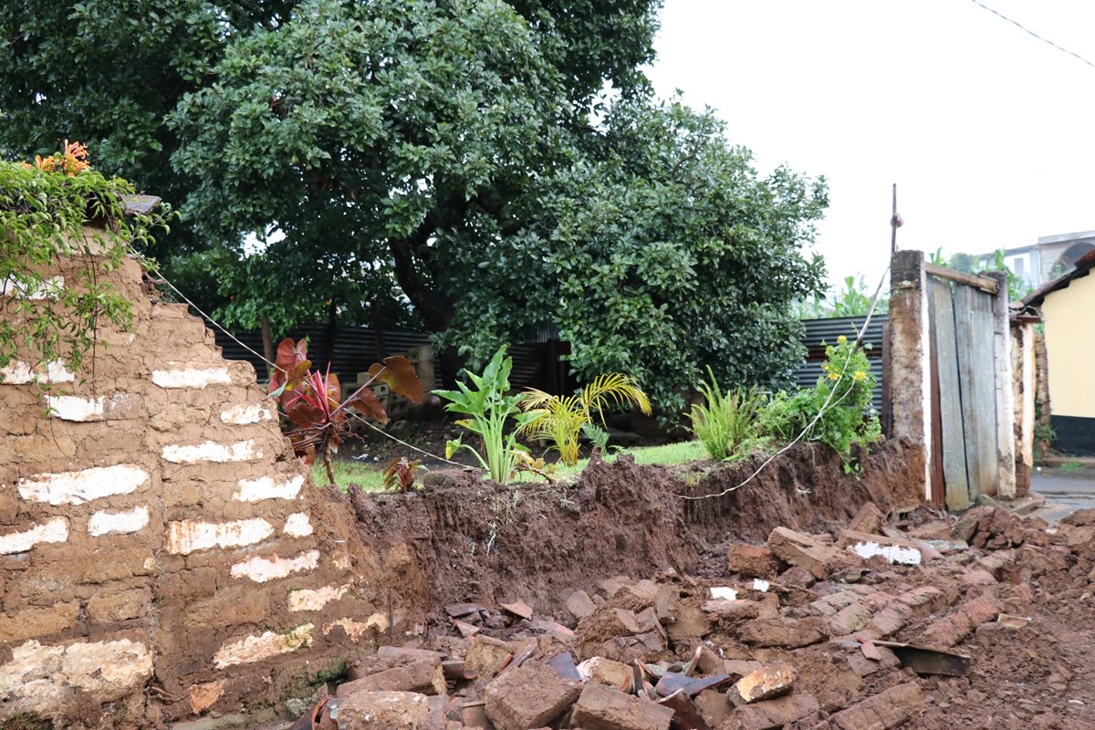 El muro de una vivienda en Chichicastenango cayó por el sismo del jueves. (Foto Prensa Libre: Héctor Cordero)