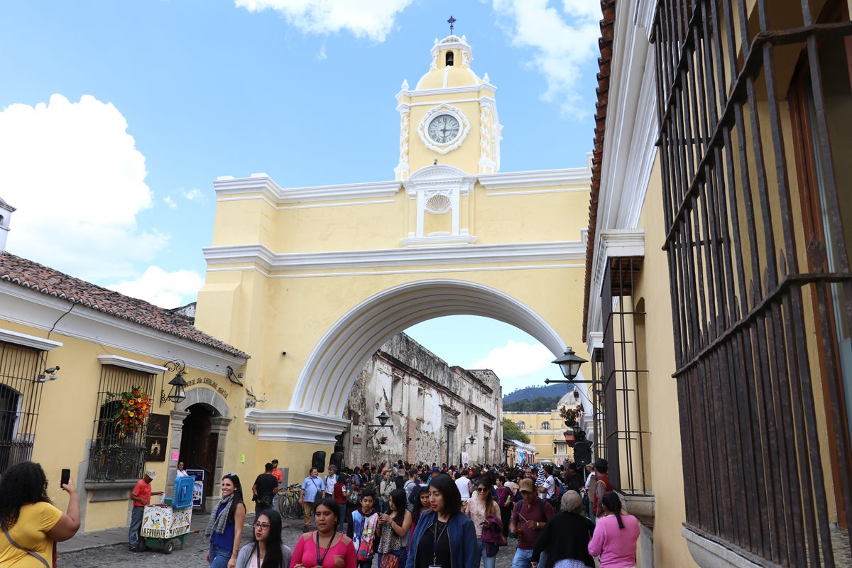 Visitantes caminan el área del Arco de Santa Catalina, en Antigua Guatemala. (Foto Prensa Libre: Renato Melgar).