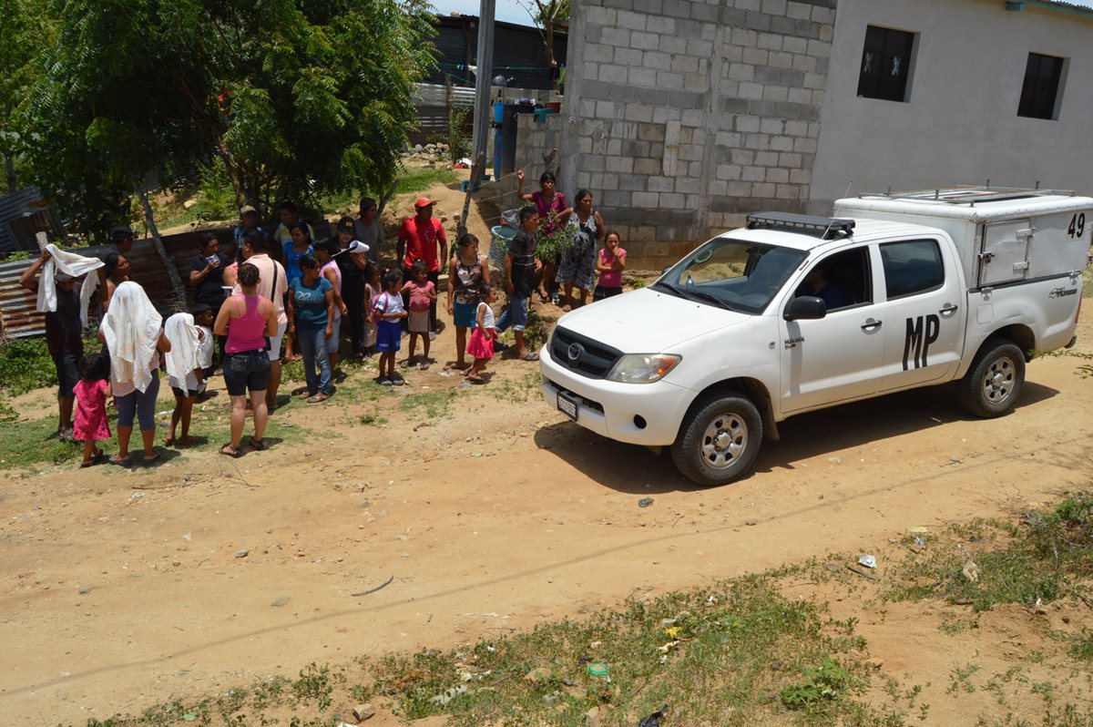 Peritos del Ministerio Público recaban evidencias luego de la muerte de un niño, en la cabecera de Zacapa. (Foto Prensa Libre: Víctor Gómez)