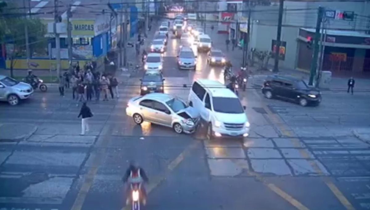 Un automovilista fue grabado por cámaras de seguridad en la zona 9 capitalina, cuando arrolla a una mujer y choca contra otro automotor. (Foto Prensa Libre: Facebook Vocero MuniGuate)