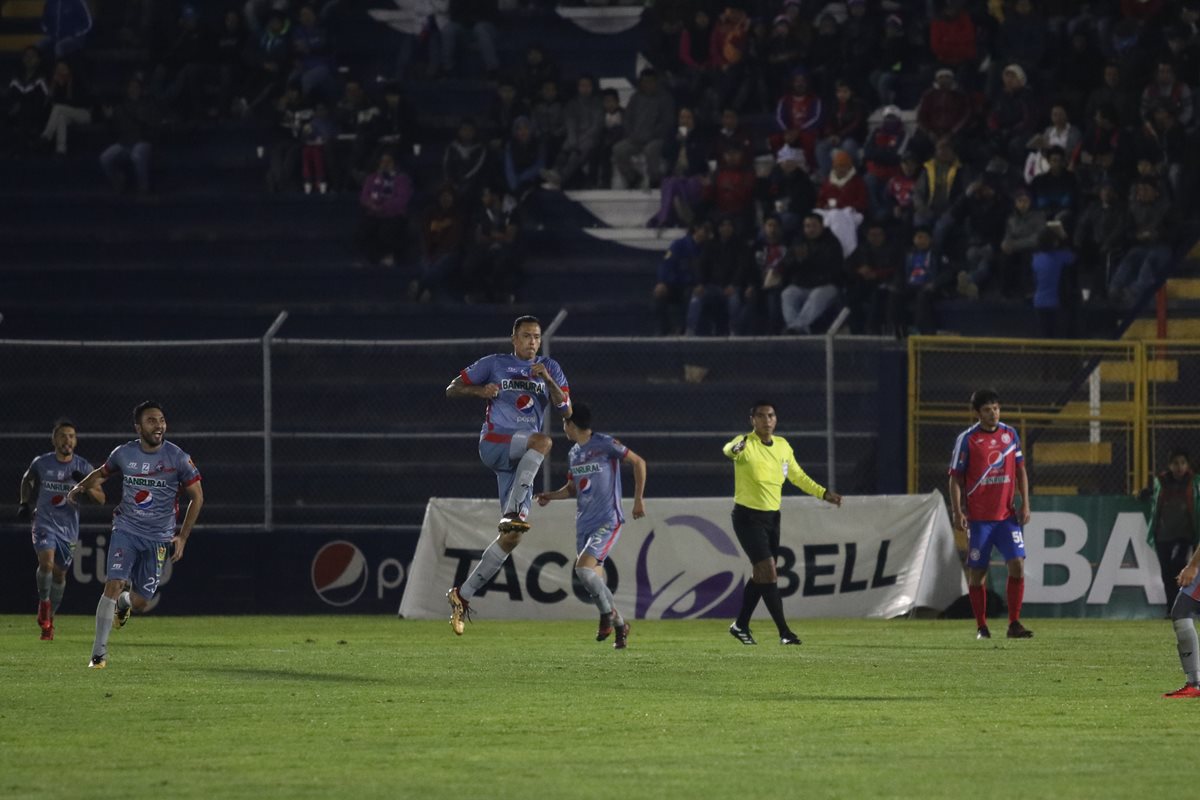 El panameño Blas Pérez festeja después de anotar el segundo gol de Municipal. (Foto Prensa Libre: Raúl Juárez)