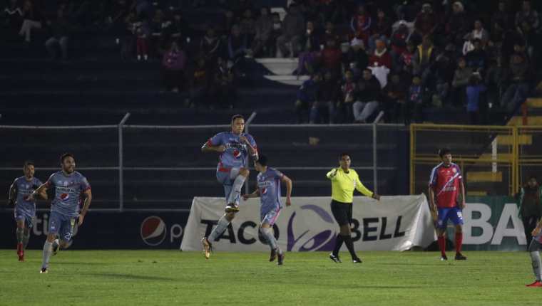 El panameño Blas Pérez festeja después de anotar el segundo gol de Municipal. (Foto Prensa Libre: Raúl Juárez)