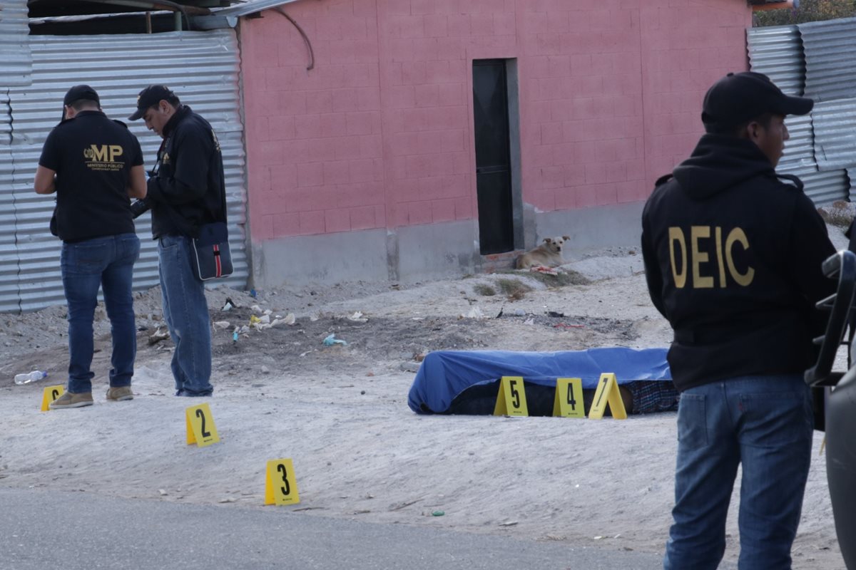 En el lugar quedaron varios casquillos de bala que recabaron los peritos del Ministerio Público.(Foto Prensa Libre:Víctor Chamalé)
