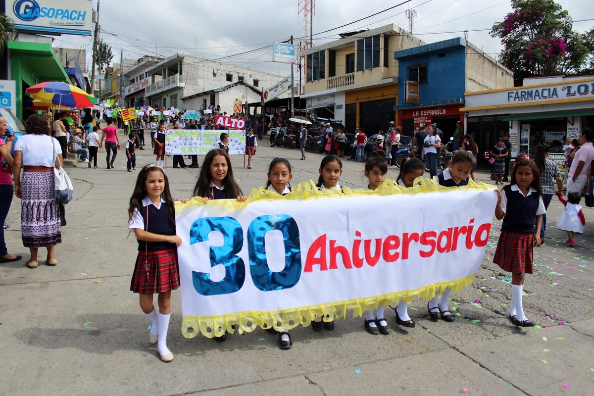 Estudiantes de primaria participan en desfile por el aniversario de fundación de Pachalum, Quiché. (Foto Prensa Libre: Óscar Figueroa)