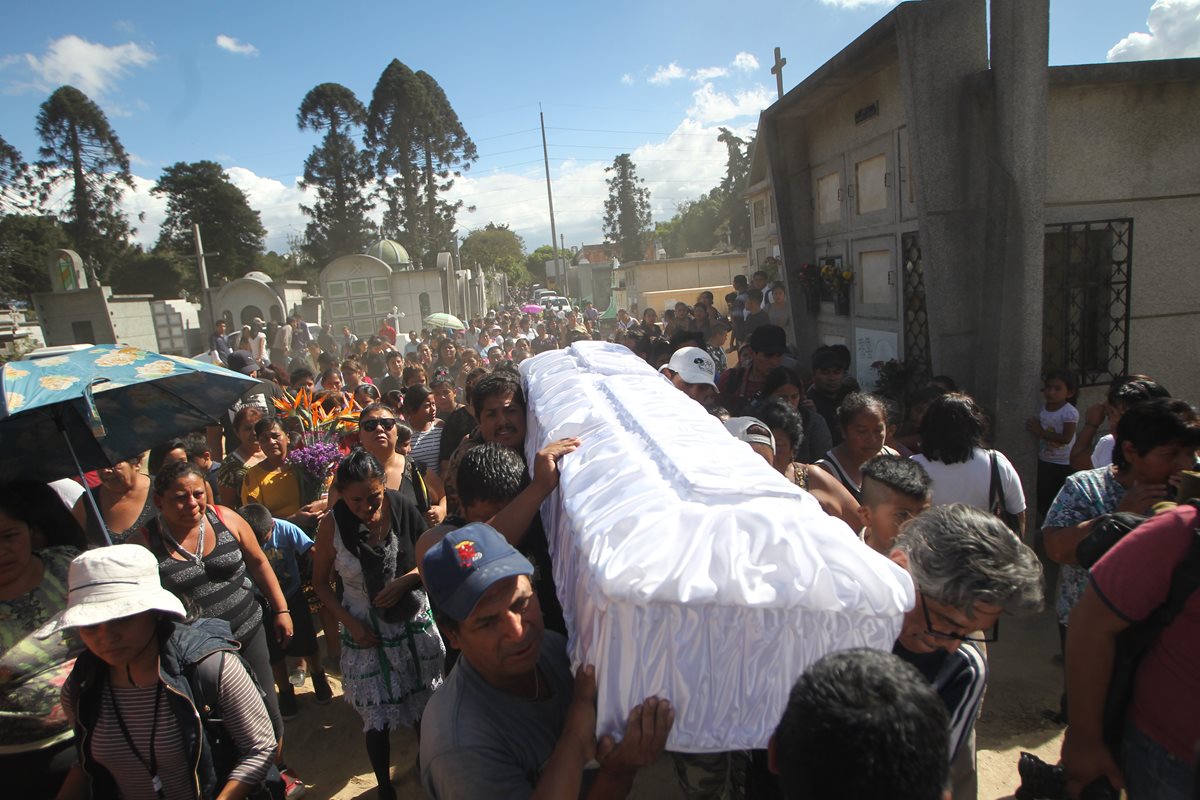 Las familias y la sociedad lamentan las muertes, piden justicia y exigen la renuncia del presidente por el incendio. (Foto Prensa Libre: E. Paredes)