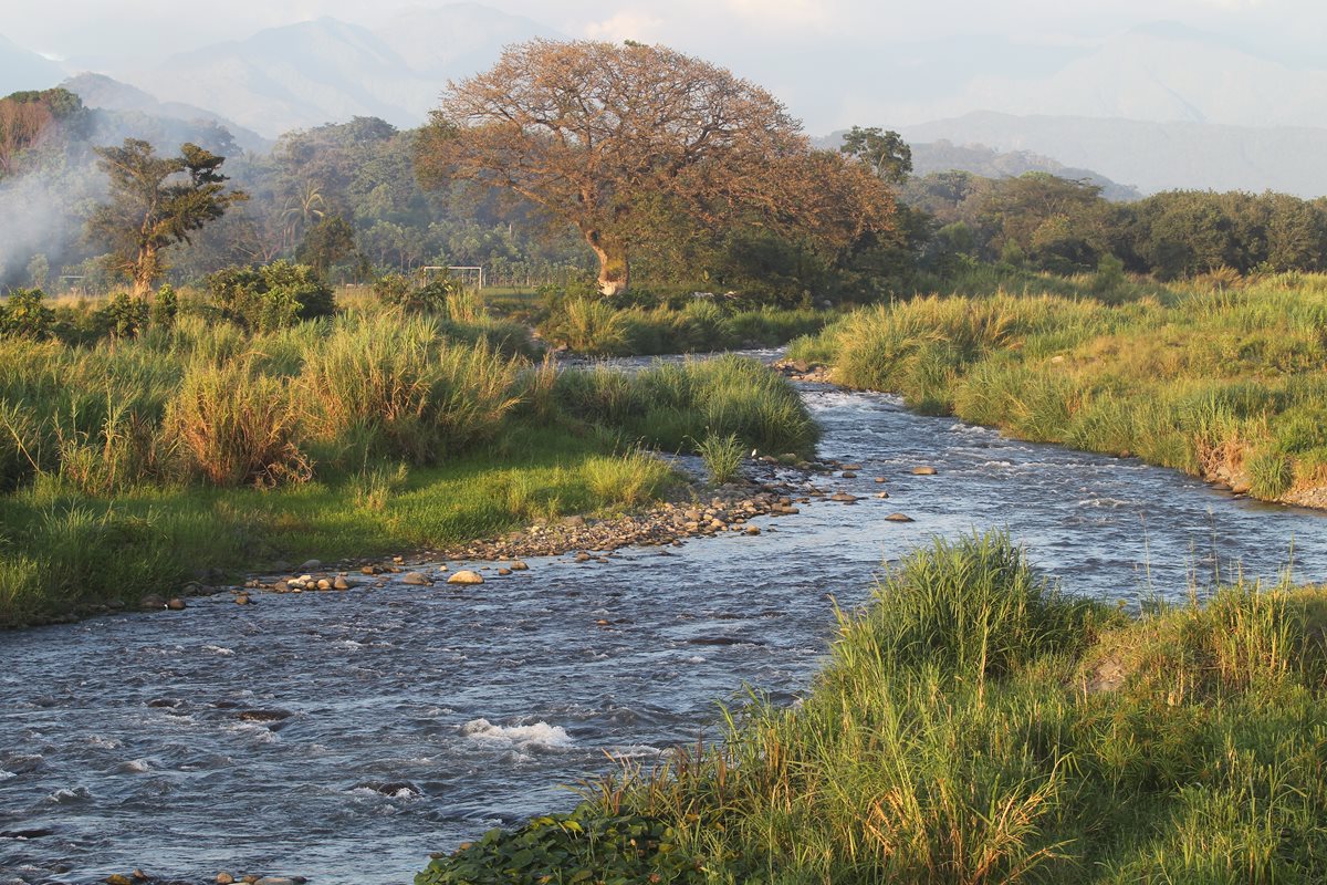 Río Madre Vieja, a su paso por la aldea San Juan Bautista, Suchitepéquez. (Foto Prensa Libre: Álvaro Interiano)