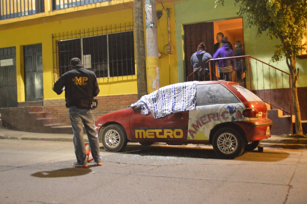 Autoridades resguardan sitio donde mataron a balazos a asesor de diputada, en Barberena, Santa Rosa. (Foto Prensa Libre: Oswaldo Cardona)