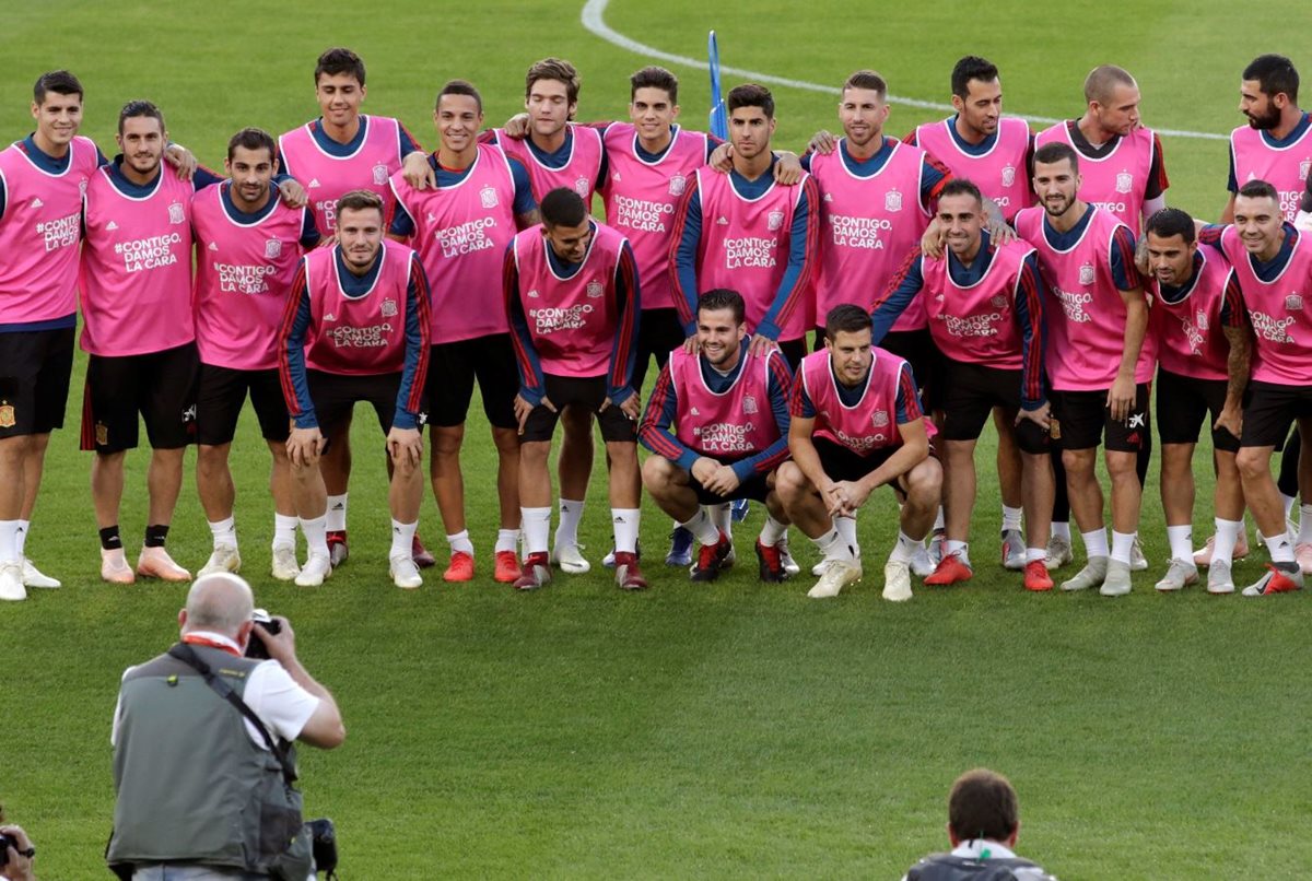 Los jugadores de la selección de España, visten de rosa en apoyo a la lucha contra el cáncer, durante la sesión de entrenamiento en el estadio Benito Villamarín, en Sevilla. (Foto Prensa Libre: EFE).