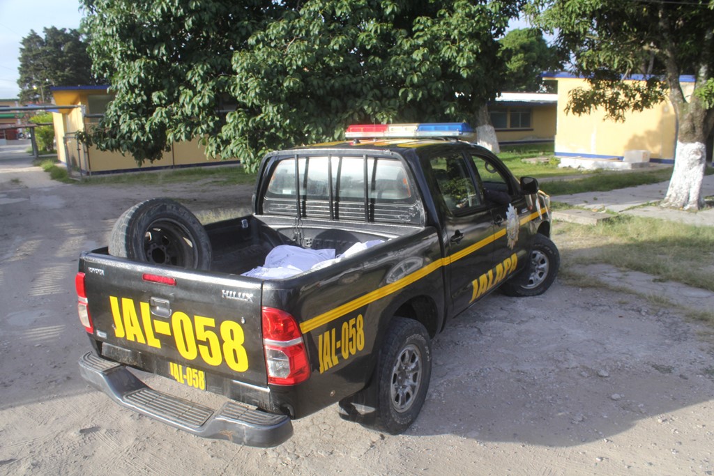 Autopatrulla de la PNC traslada los cadáveres de las dos víctimas, en Jalapa. (Foto Prensa Libre: Hugo Oliva).