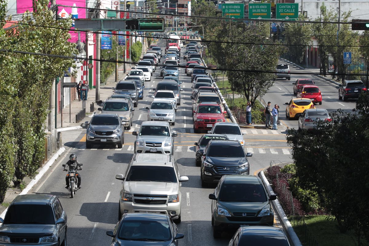 El crecimiento en las importaciones de autos impacta en el tránsito. (Foto Prensa Libre: Hemeroteca PL)