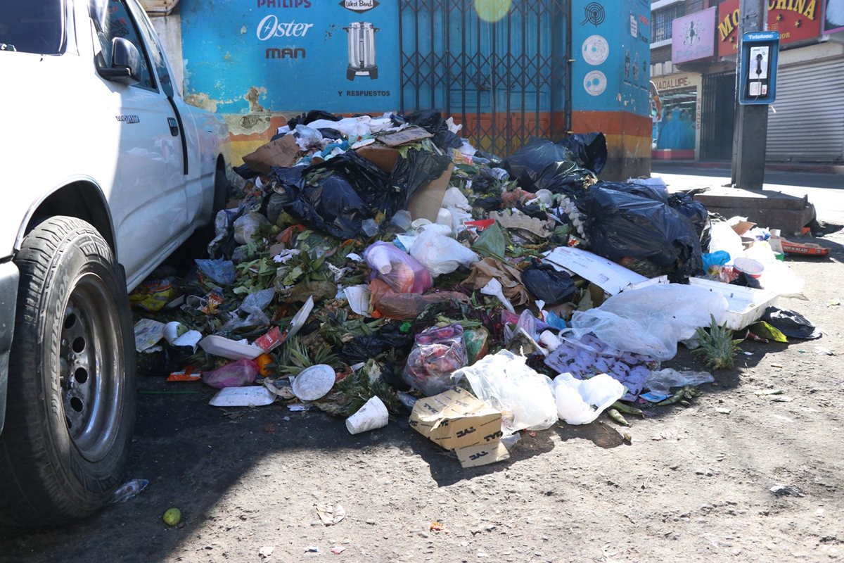Basura acumulada en las cercanías del mercado La Democracia, zona 3 de Xela. (Foto Prensa Libre: María Longo)