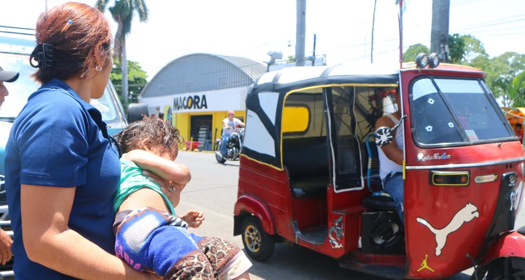 Niña rescatada en Retalhuleu es trasladada por personal de la PGN. (Foto Prensa Libre: Rolando Miranda)
