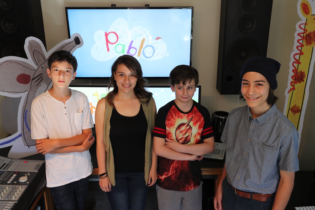 Los cuatro adolescentes y jóvenes guatemaltecos que participan en la serie Pablo de NatGeo Kids. (Foto Prensa Libre: Brenda Martínez)
