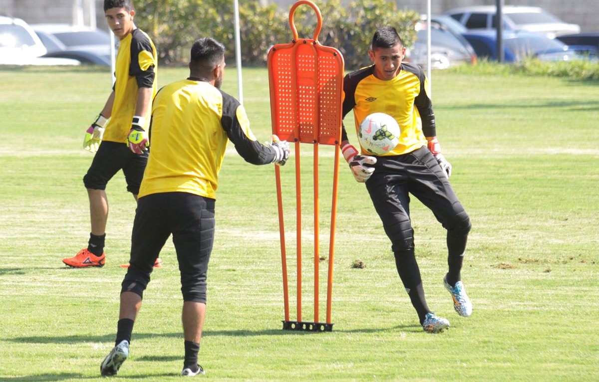 José Carlos García (derecha) fue el portero de la Sub 20 que clasificó al Mundial de Colombia en el 2011. (Foto Prensa Libre: Norvin Mendoza)