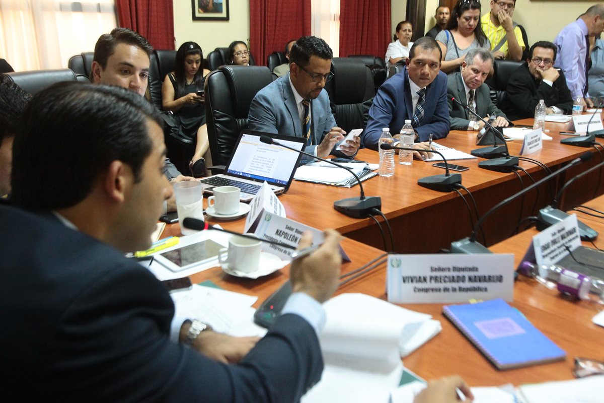 Reunión donde el ministro de Gobernación, Francisco Rivas, confirmó a diputados de UNE la existencia de una investigación sobre un cuerpo de espionaje. (Foto Prensa Libre: Hemeroteca PL)