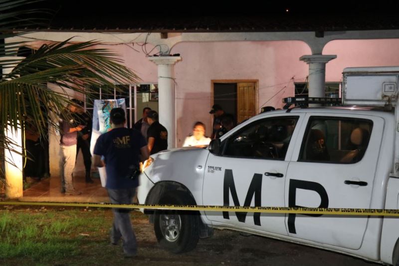 Peritos del Ministerio Público levantaron los casquillos y ordenaron el traslado de los cuerpos a la morgue del Instituto Nacional de Ciencias Forenses (INACIF) de Puerto Barrios. (Foto Prensa Libre: Dony Stewart)