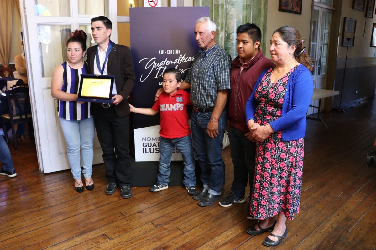 Manuel Rodas recibió el reconocimiento en compañía de su familia, que siempre lo ha apoyado. (Foto Prensa Libre: María Longo) 