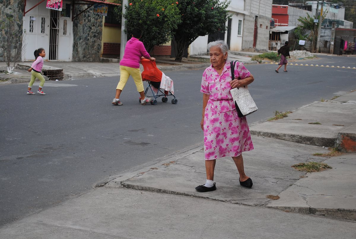 Humbertina de 86 años cuando se dirige a la escuela.(Foto Prensa Libre:cortesía)