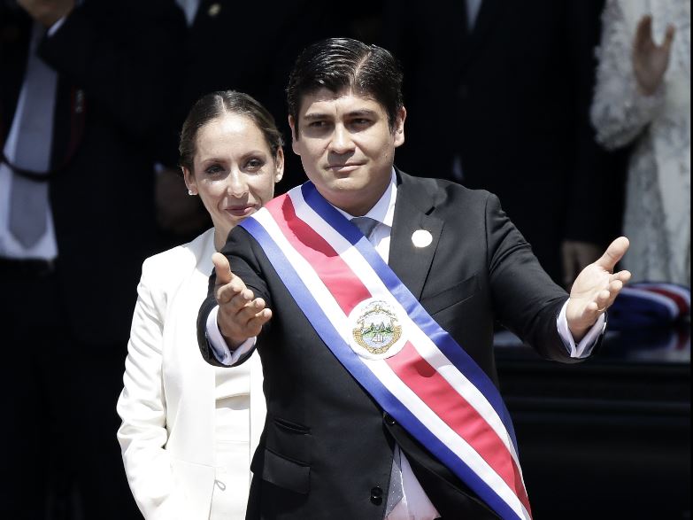 Carlos Alvarado, nuevo presidente de Costa Rica recibió la banda presidencial, tras ser juramentado por la presidenta de la Asamblea Legislativa, Carolina Hidalgo.(Foto Prensa Libre: EFE)