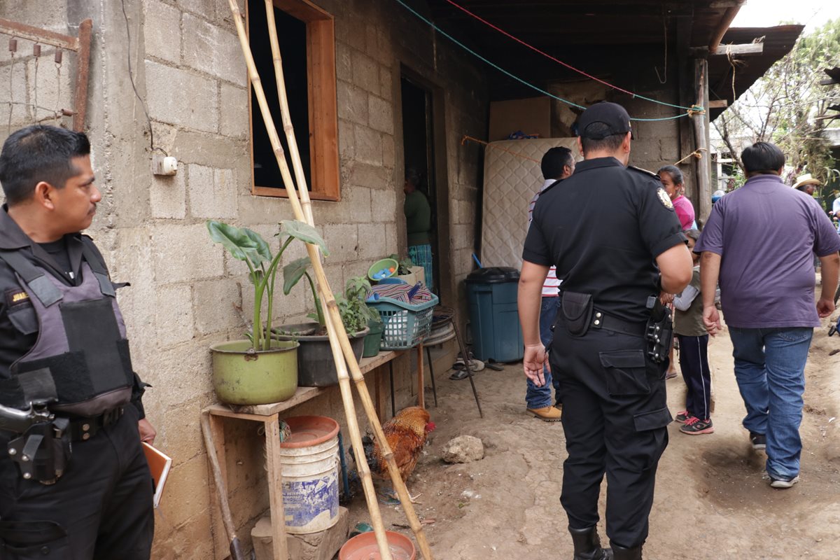 Autoridades llegaron a la vivienda donde murió la menor, en Chimaltenango. (Foto Prensa Libre: Víctor Chamalé)