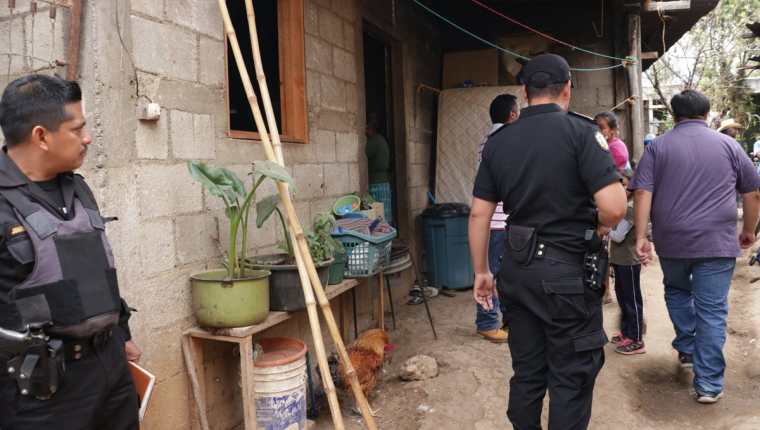 Autoridades llegaron a la vivienda donde murió la menor, en Chimaltenango. (Foto Prensa Libre: Víctor Chamalé)