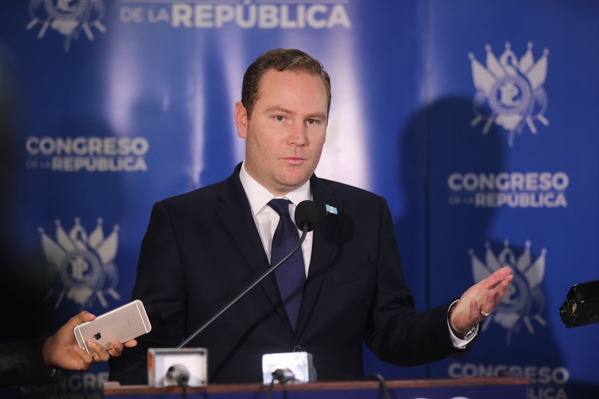 Su relación con los medios es uno de los puntos que cuestionan a Álvaro Arzú Escobar algunos legisladores. (Foto Prensa Libre: Hemeroteca PL)