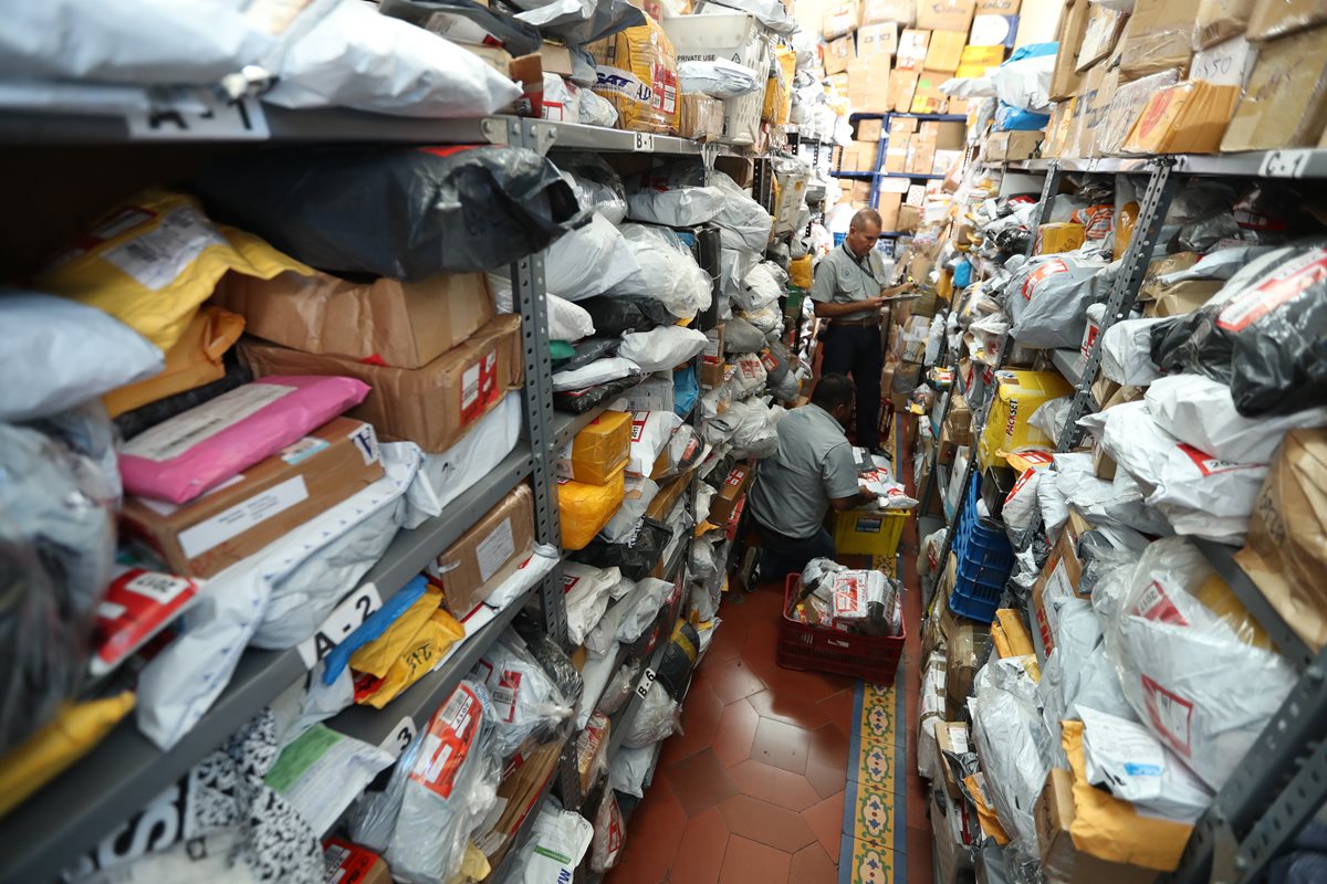 Trabajadores realizan inventario en el almacén de paquetes en el edificio de Correos, zona 1 . El servicio se reanudara el 8 de enero. (Foto Prensa Libre: Esbin García)