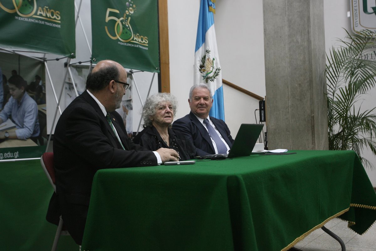 Roberto Moreno, rector de la Universidad del Valle, doctora Ada Yonath, y embajador de Israel en Guatemala, Moche Bazar. (Foto Prensa Libre: Brenda Martínez)