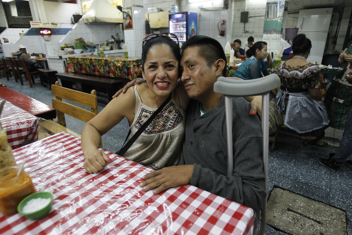 Rosie Chacón creó un fuerte vínculo con David y lo invitó a almorzar al Centro Histórico. (Foto Prensa Libre: Paulo Raquec)