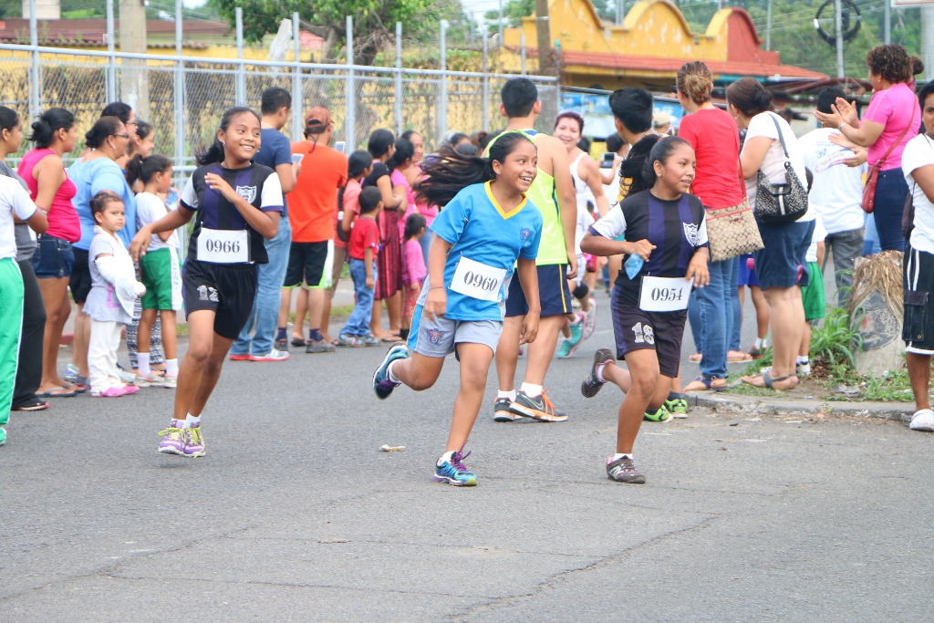 Niñas corren con entusiasmo en la cabecera de Retalhuleu. (Foto Prensa Libre: Rolando Miranda).