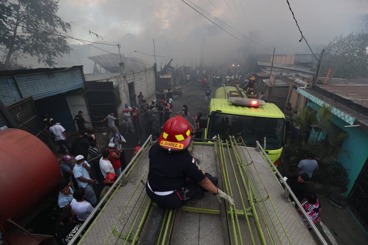Una bodega de neumáticos se incendió en Sacoj Chiquito, zona 6 de Mixco.(Foto Prensa Libre: Carlos Ovalle)