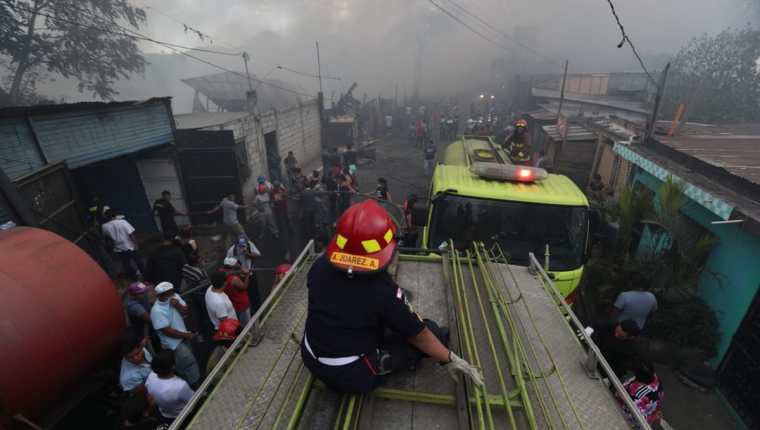 Una bodega de neumáticos se incendió en Sacoj Chiquito, zona 6 de Mixco.(Foto Prensa Libre: Carlos Ovalle)