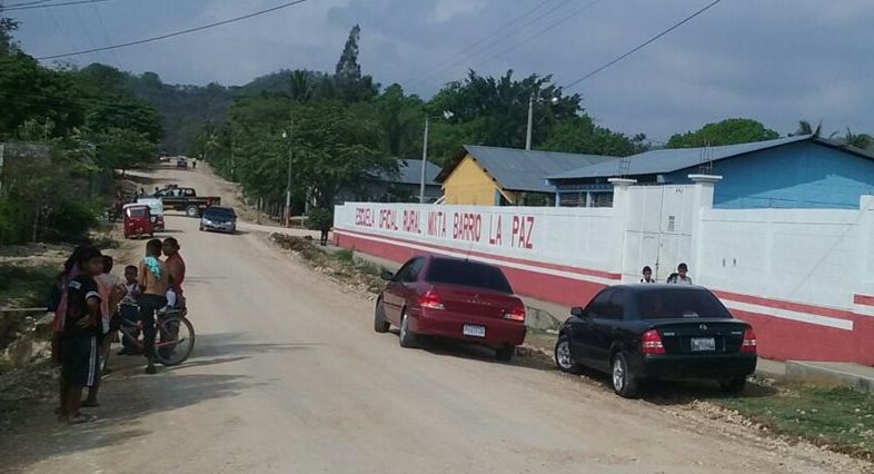 Balacera ocurrió frente a la Escuela Oficial Rural Mixta del Barrio La Paz, en San Benito. (Foto Prensa Libre: Rigoberto Escobar)