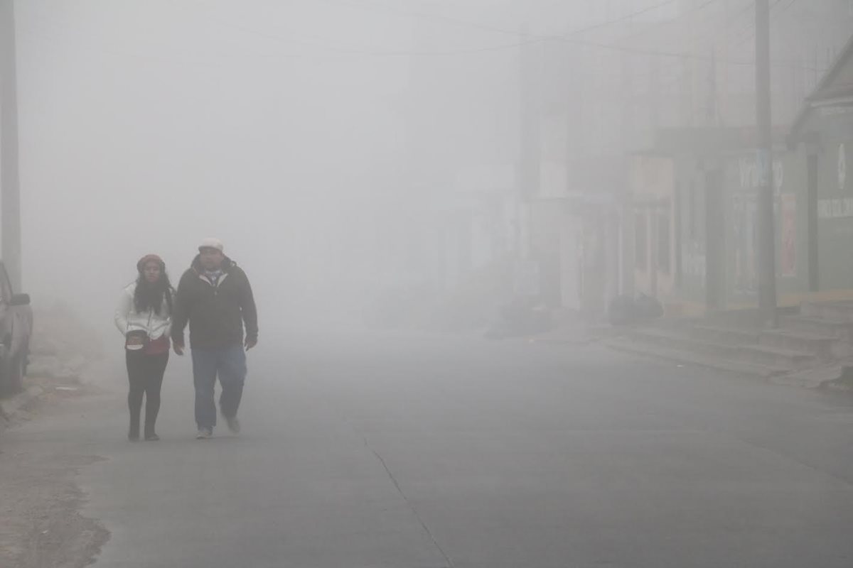 Niebla cubre áreas de Xela y otros puntos de Quetzaltenango. (Foto Prensa Libre: Carlos Ventura)