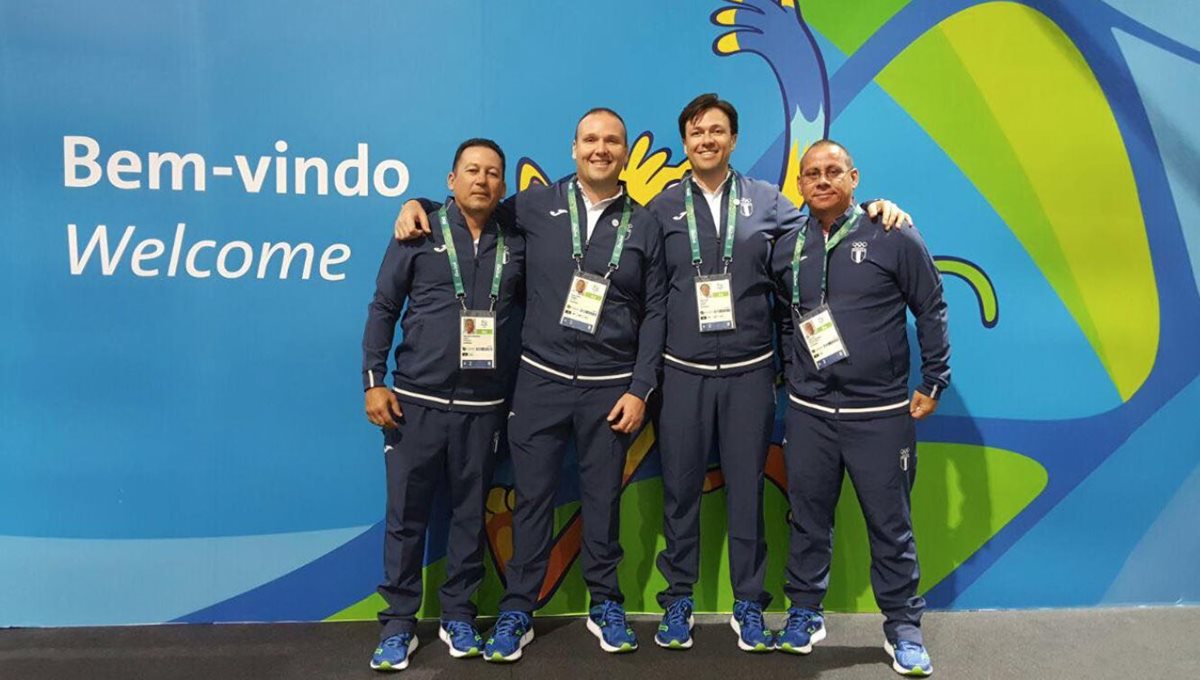 Los tiradores guatemaltecos Hebert y Fernando Brol (al centro), a su llegada al aeropuerto internacional de Río. (Foto Prensa Libre: COG)