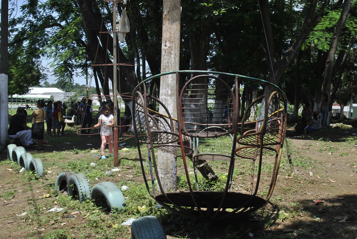 Padres de familia han expresado su preocupación, pues no hay lugares para esparcimiento y los que hay están en el abandono. (Foto Prensa Libre: Enrique Paredes).