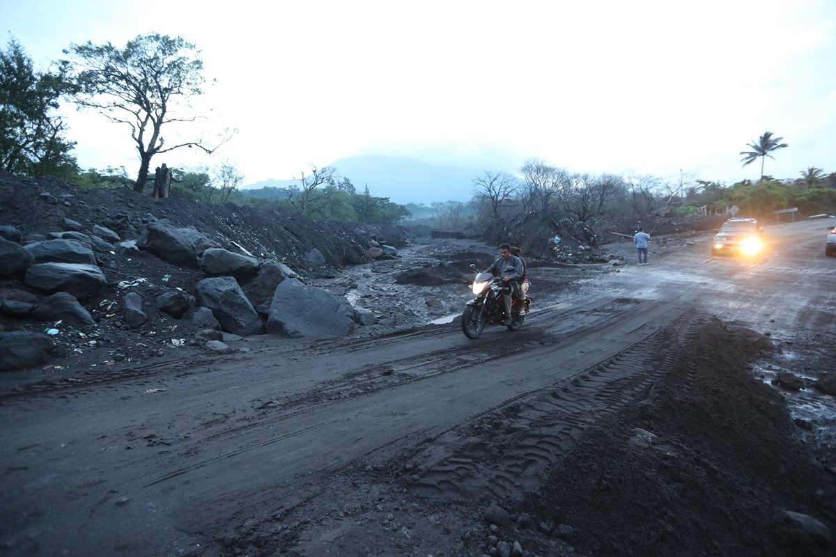 Automovilistas circulan por la Ruta Nacional 14 que se vio afectada por las recientes lluvias. (Foto Prensa Libre: Érick Ávila)