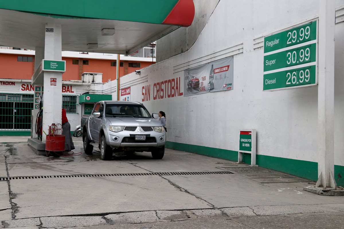 En las estaciones de servicio de Huehuetenango los precios de los combustibles superan los Q30 y el diesel está a Q26.99. Es uno de los territorios con las referencias más altas. (Foto Prensa Libre: Mike Castillo).
