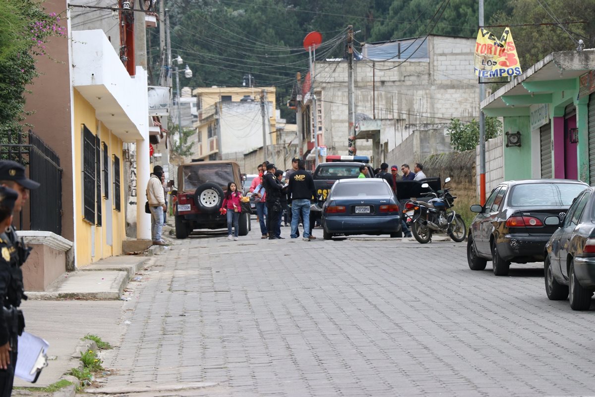 Investigadores del MP recolectaron evidencias en la 6a calle de la avenida EL Cenizal, zona 4 de Xela. En el lugar también se encontraba el vehículo en el que impactaron los disparos de arma de fuego. (Foto Prensa Libre: María José Longo)