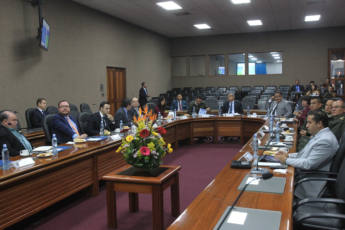 Los integrantes del Tren de Desarrollo discuten durante la reunión del viernes en el Ministerio de la Defensa. (Foto Prensa Libre: Esbin García)